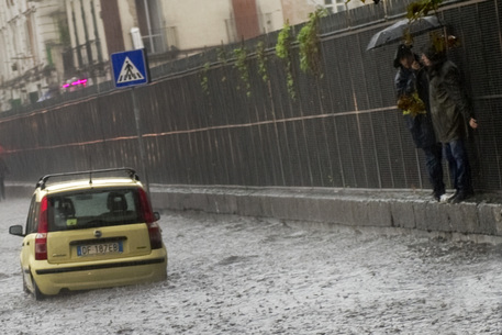 MALTEMPO:STRADE ALLAGATE A NAPOLI,IN SALVO DECINE CITTADINI