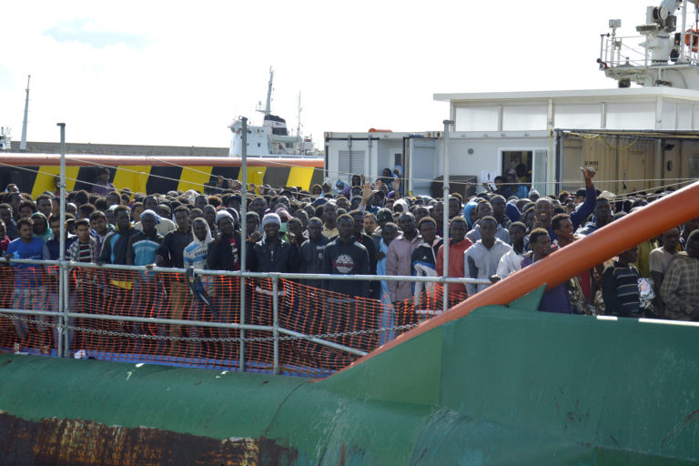 Sbarco 738 migranti da nave Medici Senza Frontiere
