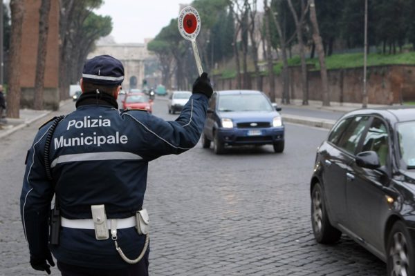Reggio, scontro tra auto in centro: muore un 75enne