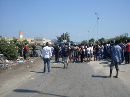 Trasferimento migranti San Ferdinando nella nuova tendopoli