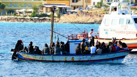 Migranti: 50 tunisini sbarcano a Lampedusa