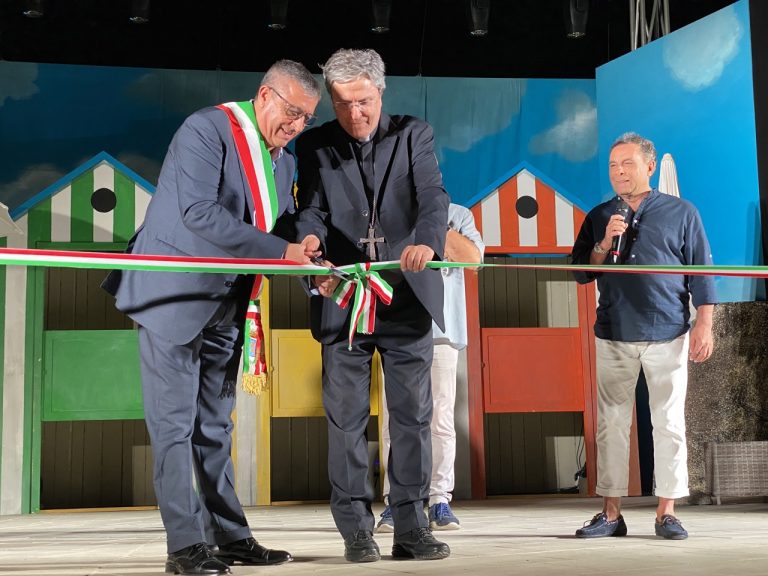Il sindaco Papasso e Monsignor Savino inaugurano la piazzetta