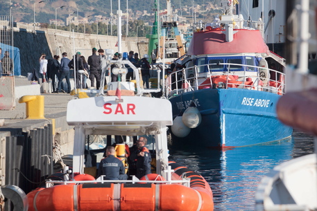 Migrants aboard the Rise Above ship arrive at the port of Regigio Calabria