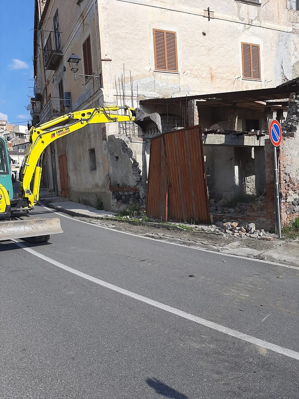 Demolizione immobile a Cassano Ionio