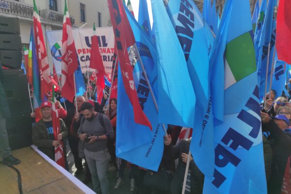 Cgil e Uil in piazza a Catanzaro, Cosenza e Crotone contro la manovra del Governo: 