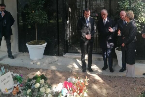Piantedosi ha deposto fiori sulla tomba del neonato morto a Cutro