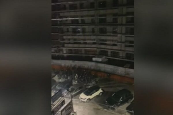 Il derby Cosenza-Catanzaro sfregiato da violenze inqualificabili: 13 poliziotti contusi, dirigente di Ps colpito alla testa