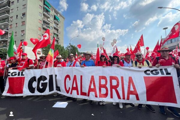 Cgil Calabria in partenza per la manifestazione di Roma, sul palco una tirocinante calabrese